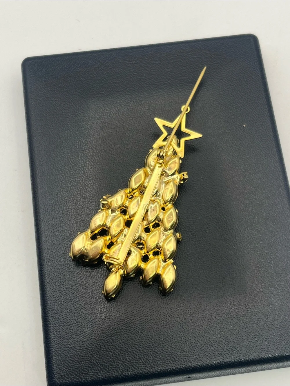 Christmas tree holiday red marquis shaped rhinestone gold tone brooch pin star